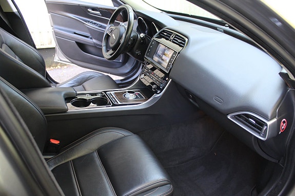 Jaguar XE 5 of 13