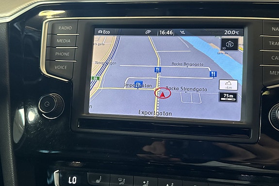 Volkswagen Passat 15 of 22