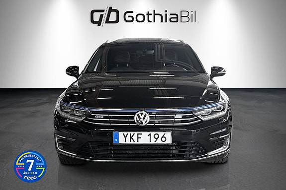 Volkswagen Passat 2 of 22