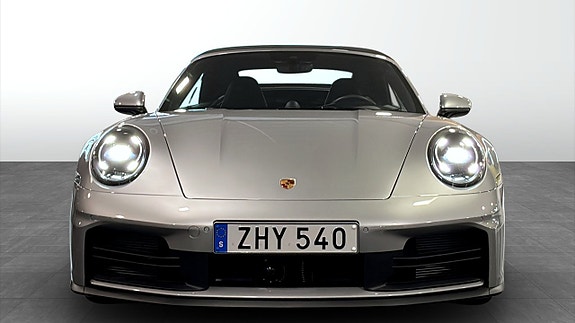 Porsche 911 Carrera 8 of 12