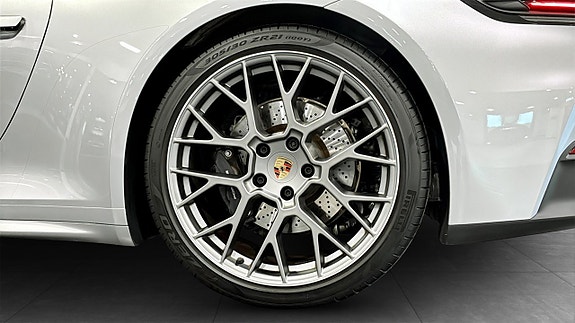 Porsche 911 Carrera 9 of 12