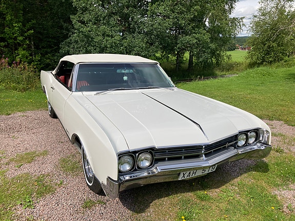 Oldsmobile Dynamic 88 2 of 9