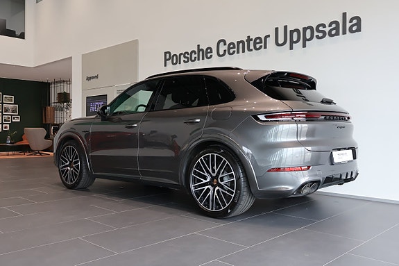 Porsche Cayenne 3 of 11