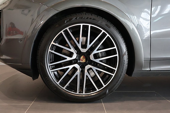 Porsche Cayenne 4 of 11