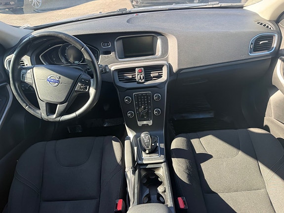 Volvo V40 8 of 22