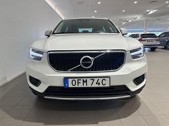 Volvo XC40 2 of 15