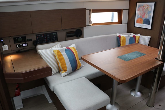 Beneteau Oceanis 38.1 Performance 19 of 24