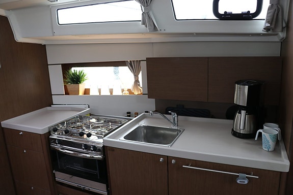 Beneteau Oceanis 38.1 Performance 23 of 24