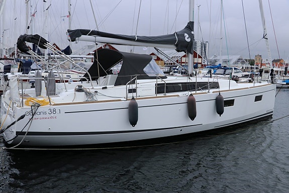 Beneteau Oceanis 38.1 Performance 3 of 24