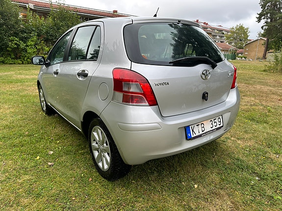 Toyota Yaris 2 of 5