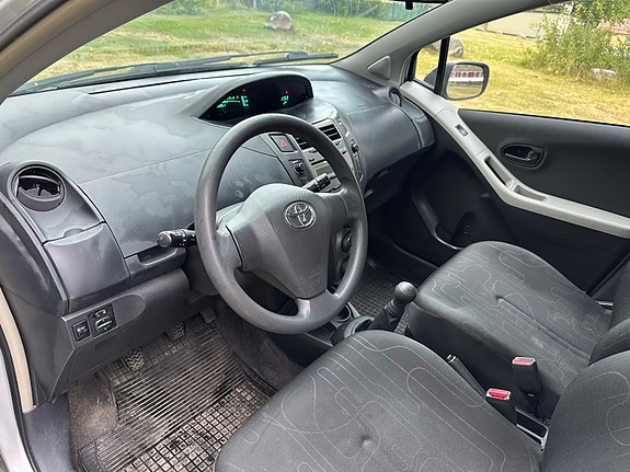 Toyota Yaris 5 of 5