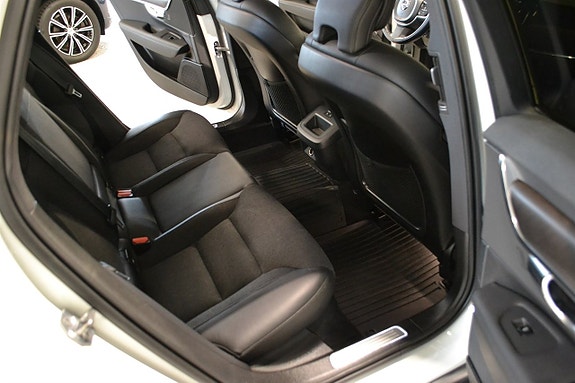 Volvo V90 Cross Country 13 of 16