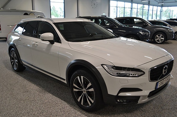 Volvo V90 Cross Country 6 of 16