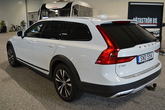Volvo V90 Cross Country 2 of 16