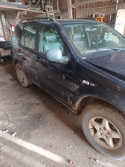 Mercedes-Benz ML320 2 of 6