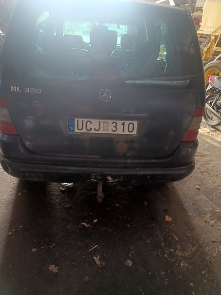 Mercedes-Benz ML320 4 of 6