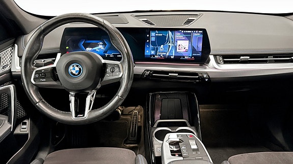 BMW iX1 4 of 15