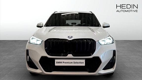 BMW iX1 8 of 15