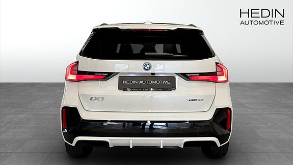 BMW iX1 7 of 15