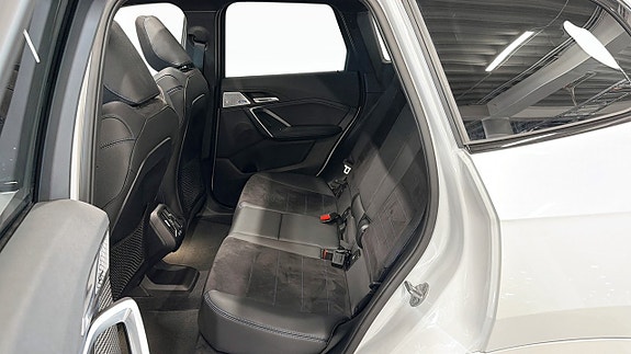 BMW iX1 5 of 15