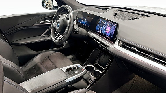 BMW iX1 3 of 15