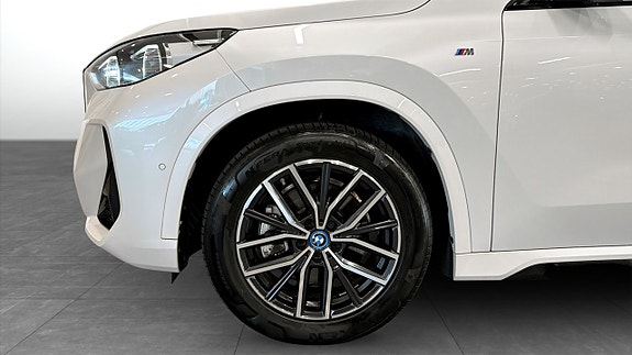 BMW iX1 9 of 15