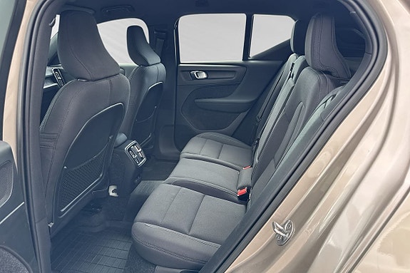 Volvo XC40 8 of 28