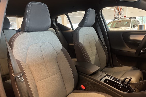 Volvo XC40 13 of 28