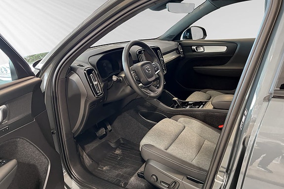 Volvo XC40 7 of 28