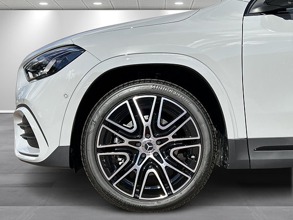 Mercedes-Benz GLA250 e 6 of 9