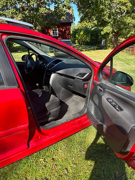 Peugeot 207 SW 4 of 6