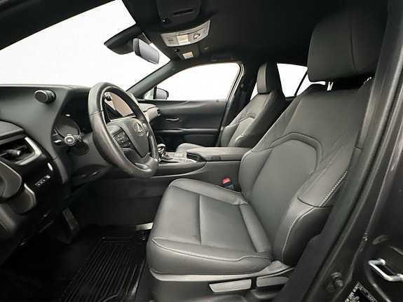Lexus UX250h 11 of 30