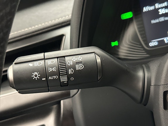 Lexus UX250h 28 of 30