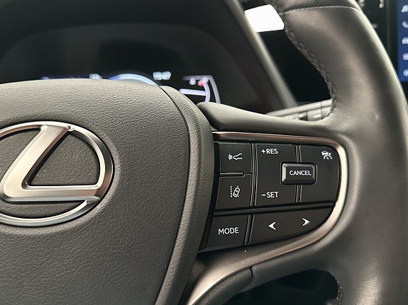 Lexus UX250h 27 of 30