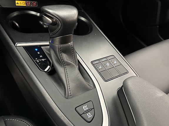 Lexus UX250h 25 of 30