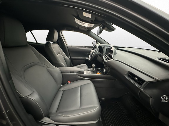 Lexus UX250h 13 of 30