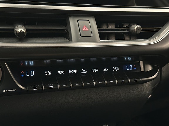 Lexus UX250h 24 of 30