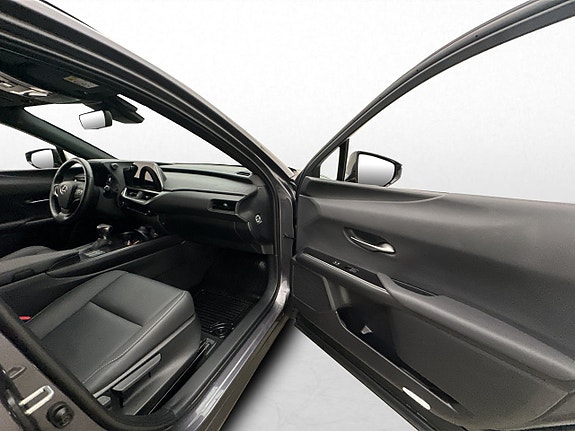 Lexus UX250h 14 of 30