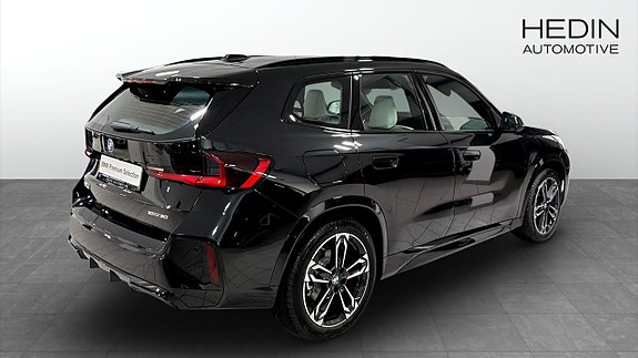 BMW iX1 2 of 11