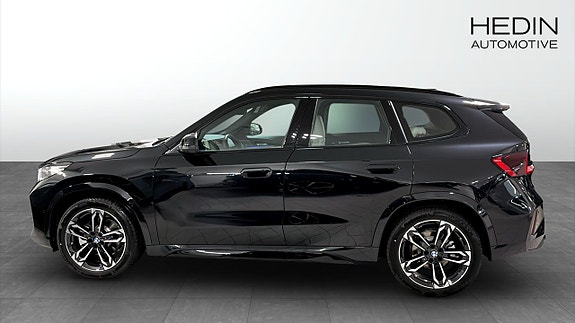 BMW iX1 6 of 11
