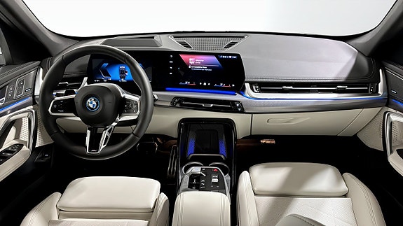 BMW iX1 4 of 11