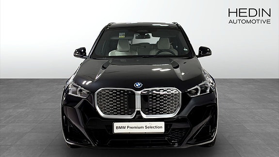 BMW iX1 8 of 11