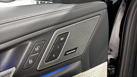 BMW iX1 10 of 11