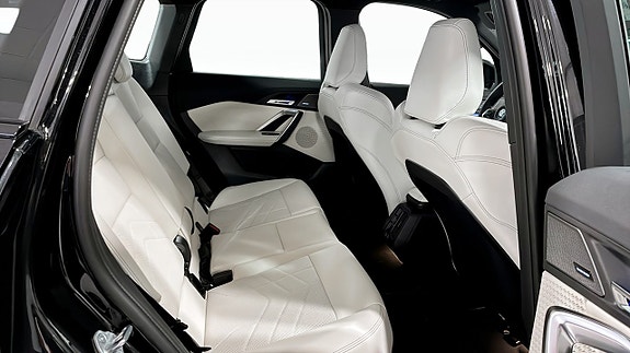 BMW iX1 5 of 11