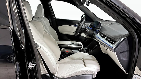 BMW iX1 3 of 11