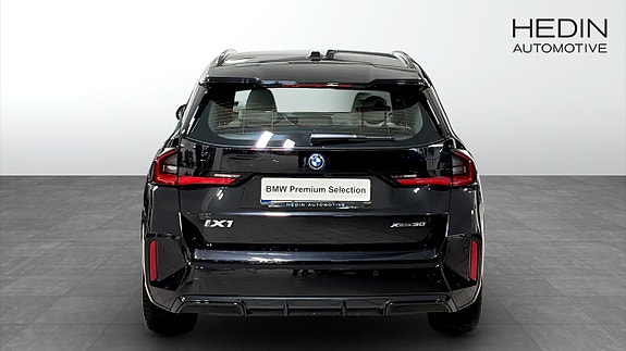 BMW iX1 7 of 11