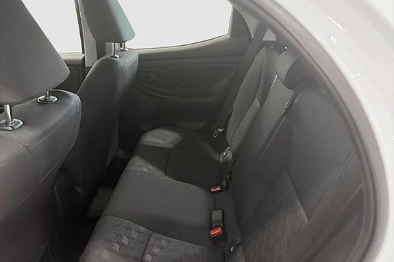 Toyota Yaris 9 of 12