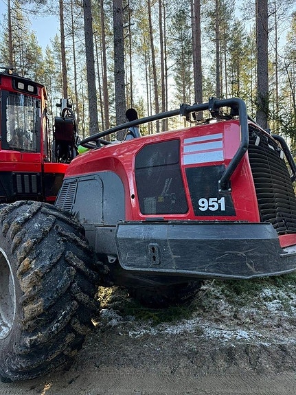 Komatsu 951 2 of 6