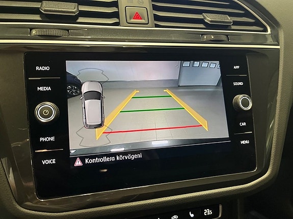 Volkswagen Tiguan 9 of 16