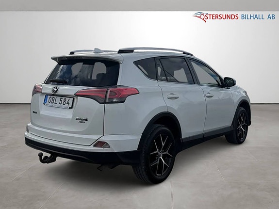 Toyota RAV4 8 of 12